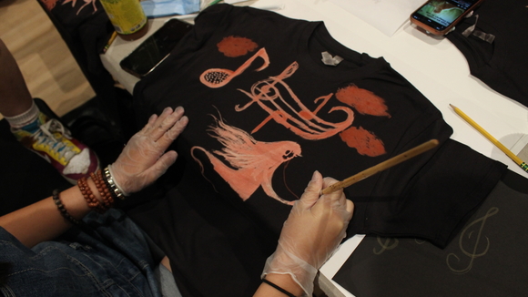Artists make bleach-dye T-shirts