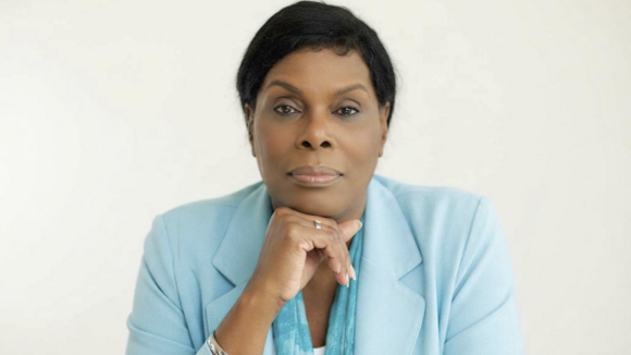 Dee Farmer - Bio Headshot