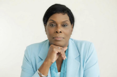 Dee Farmer - Bio Headshot