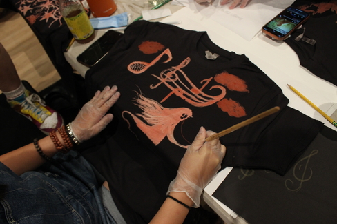 Artists make bleach-dye T-shirts